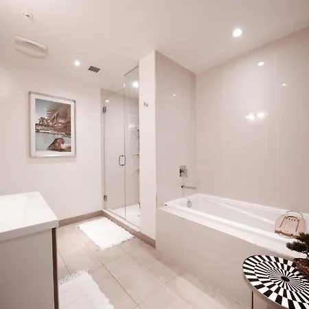 *Sky Palace* With Views, Balcony, & Outdoor Pool Calgary Exterior photo