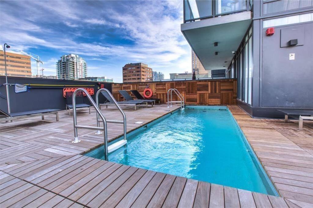 *sky Palace* With Views, Balcony, & Outdoor Pool Apartment Calgary