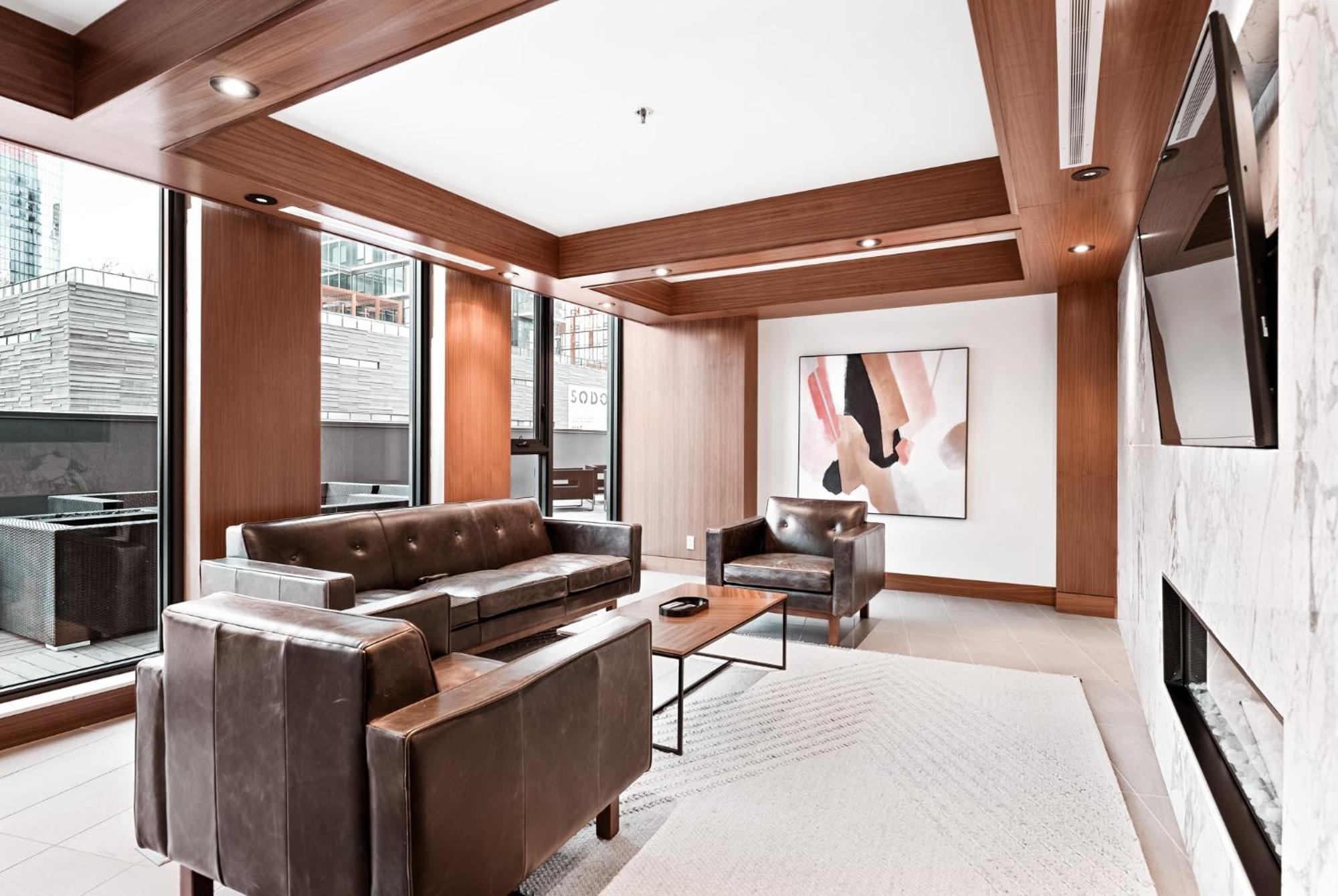 Apartment *sky Palace* With Views, Balcony, & Outdoor Pool Calgary