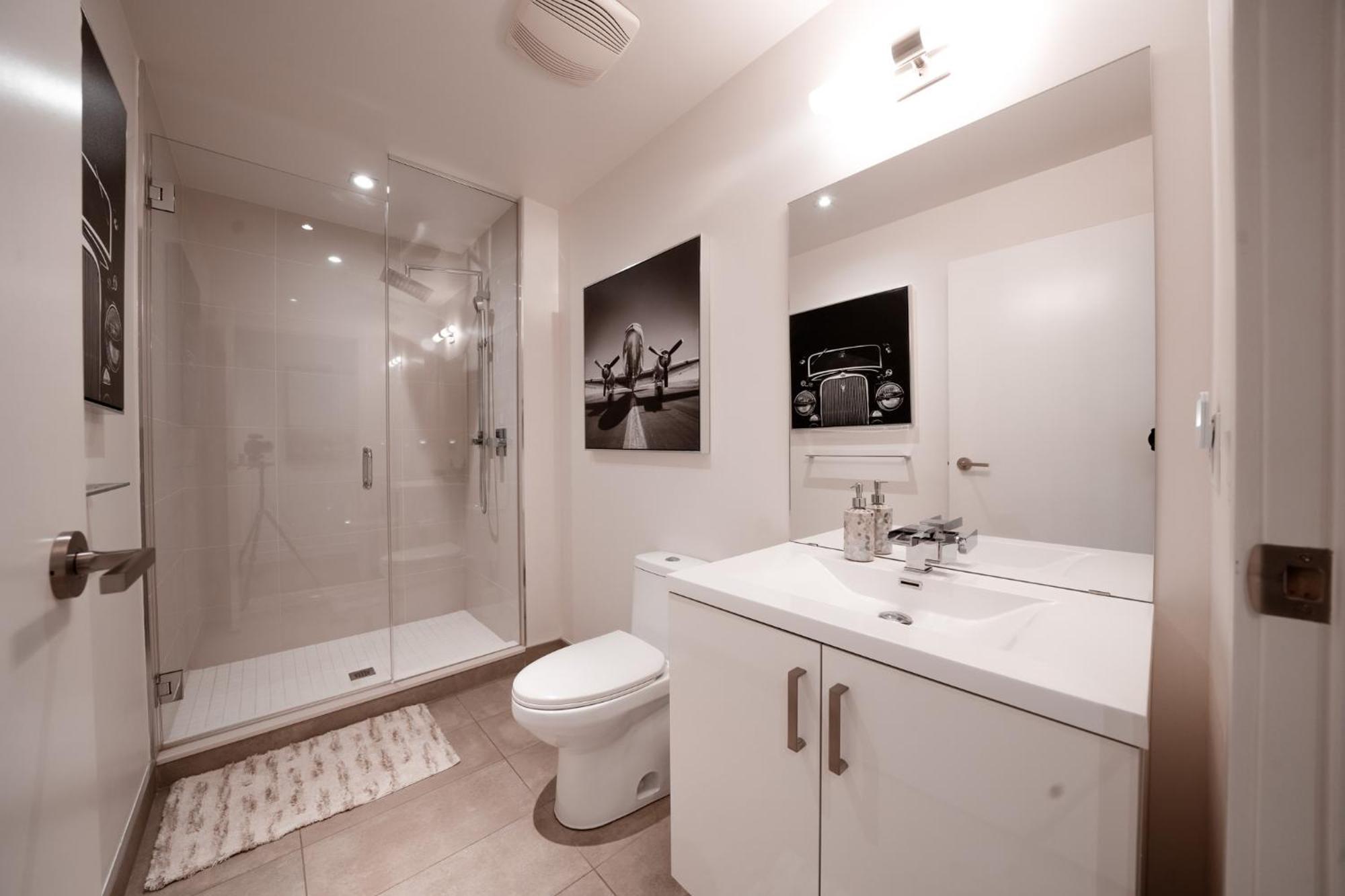 *sky Palace* With Views, Balcony, & Outdoor Pool *