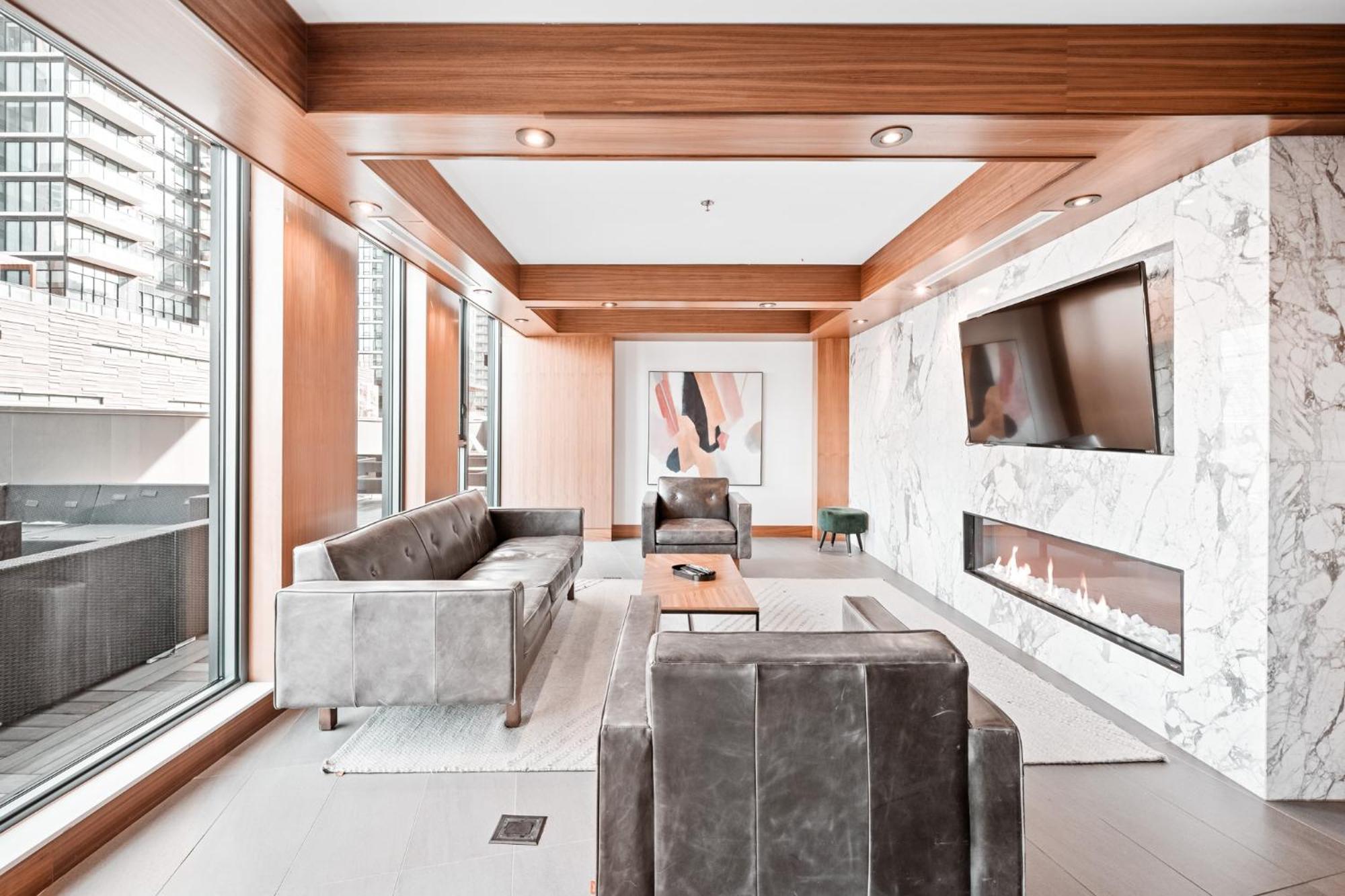 *sky Palace* With Views, Balcony, & Outdoor Pool Apartment *