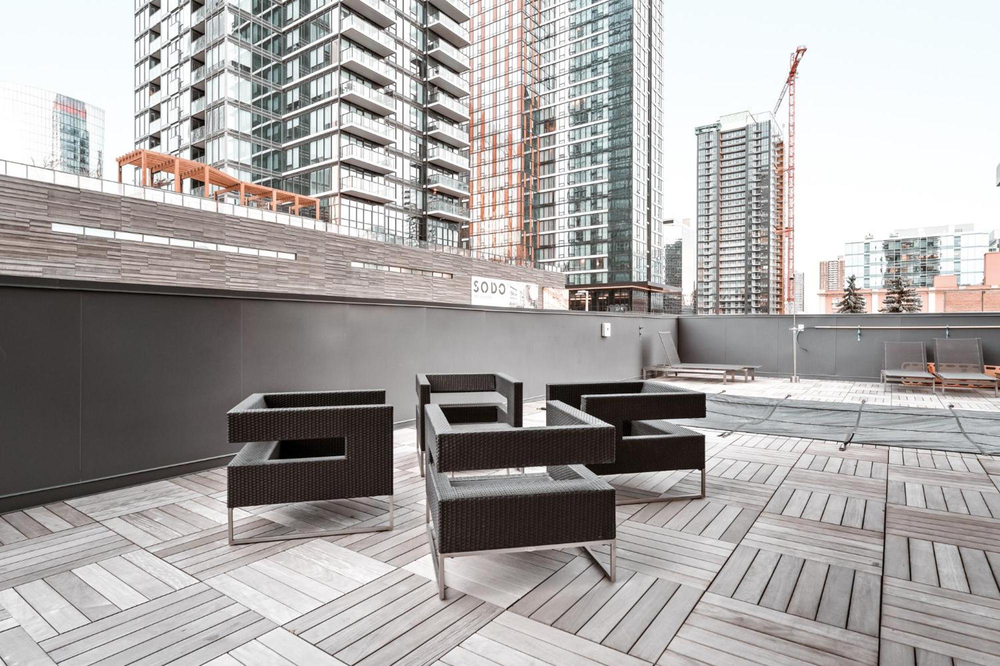 *sky Palace* With Views, Balcony, & Outdoor Pool Apartment Calgary