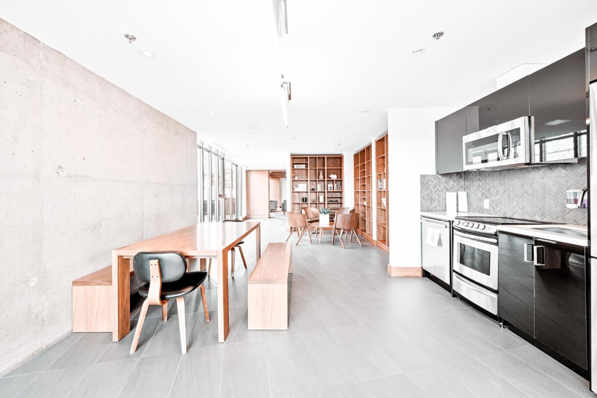 *sky Palace* With Views, Balcony, & Outdoor Pool Apartment
