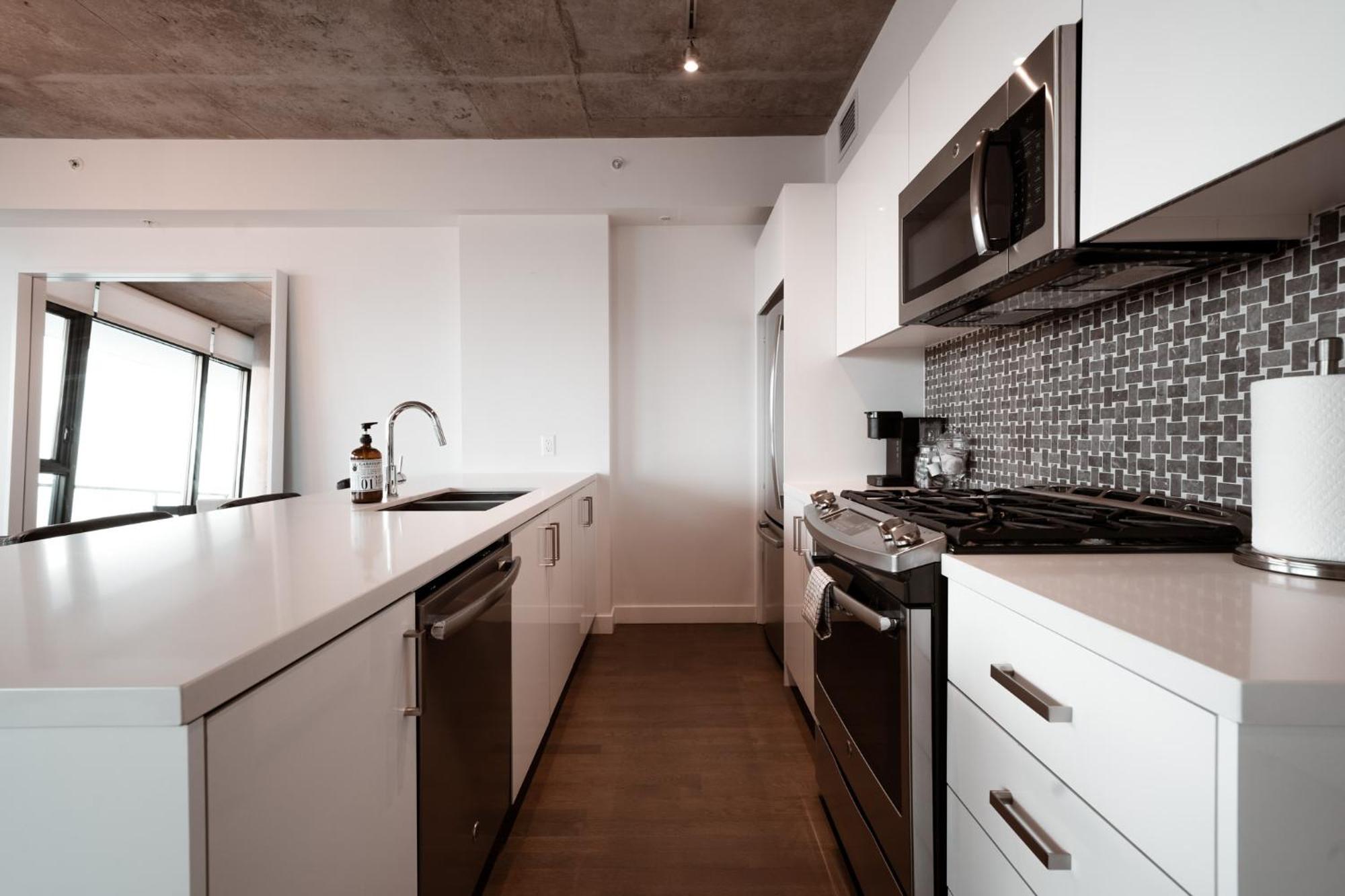 Apartment *sky Palace* With Views, Balcony, & Outdoor Pool