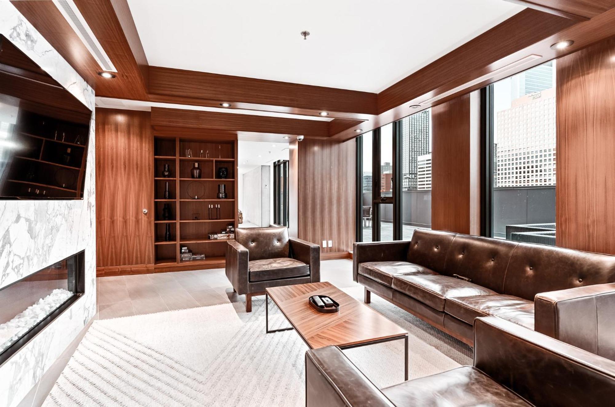 *sky Palace* With Views, Balcony, & Outdoor Pool Apartment Calgary