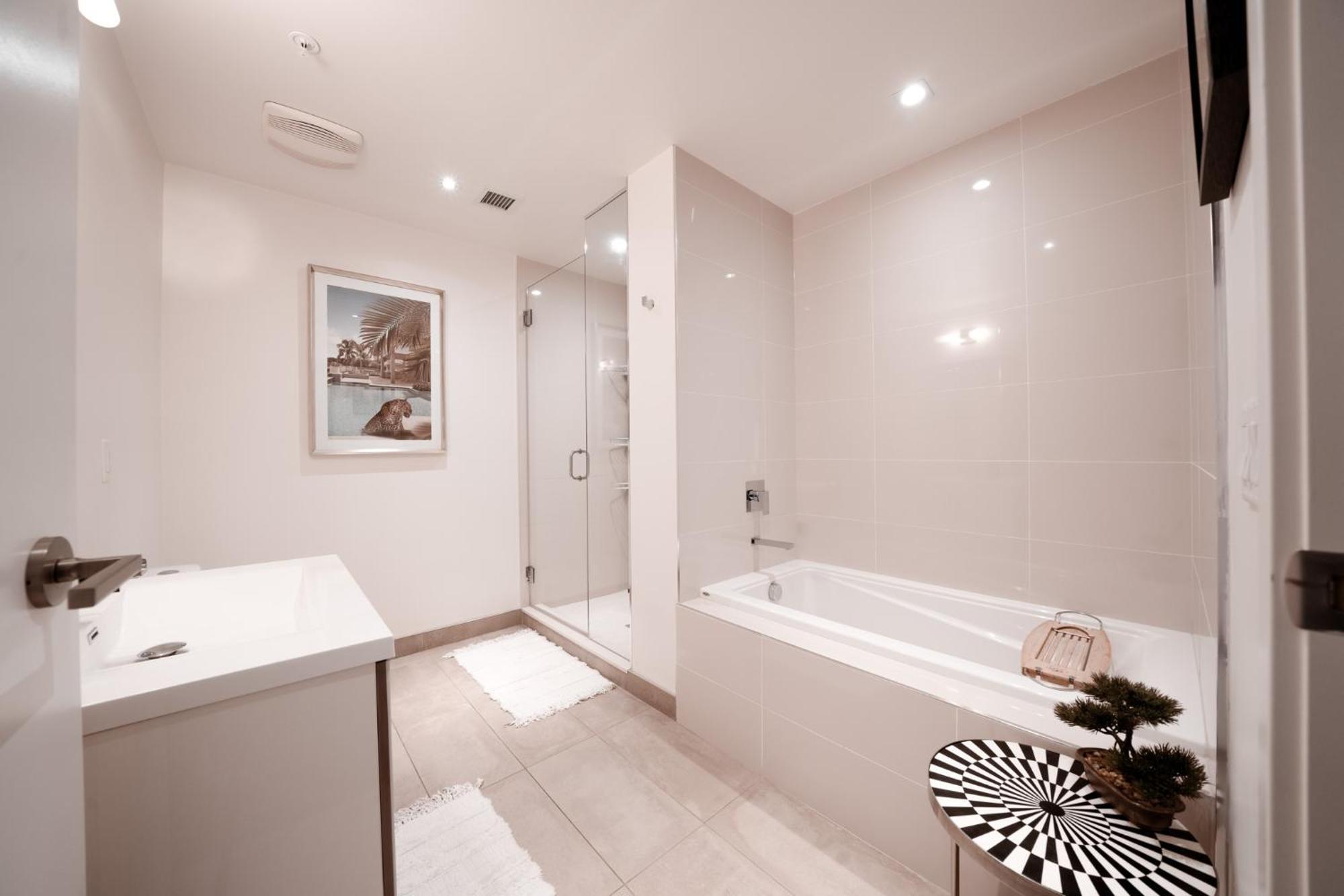 *sky Palace* With Views, Balcony, & Outdoor Pool *