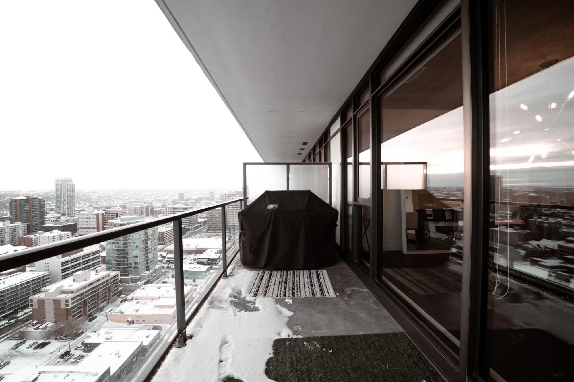 *sky Palace* With Views, Balcony, & Outdoor Pool