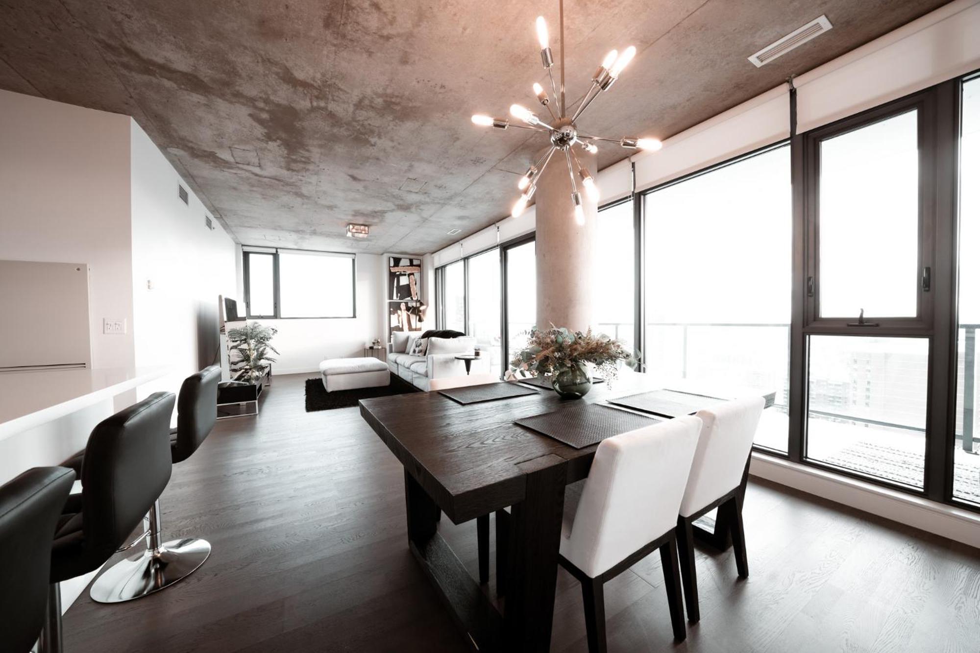 Apartment *sky Palace* With Views, Balcony, & Outdoor Pool Calgary