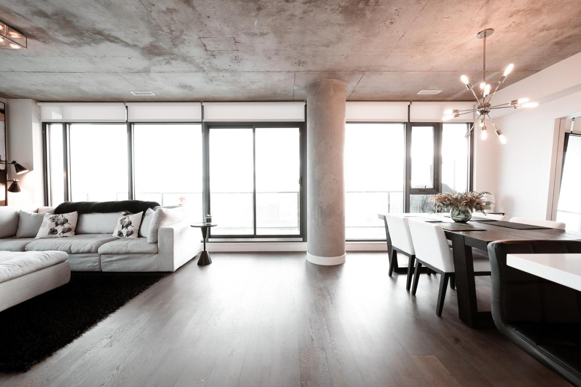 *sky Palace* With Views, Balcony, & Outdoor Pool Apartment *