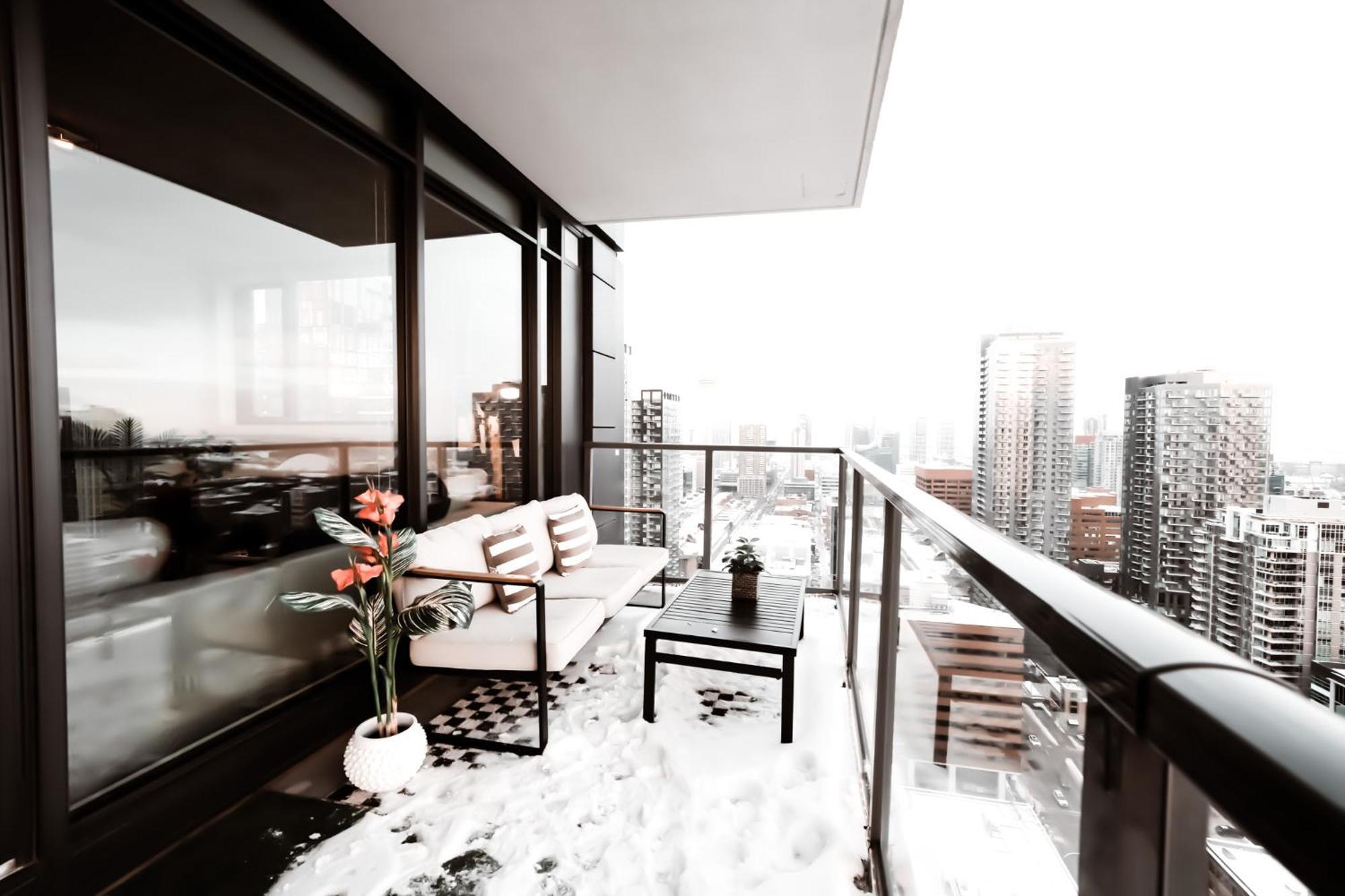 Apartment *sky Palace* With Views, Balcony, & Outdoor Pool Calgary